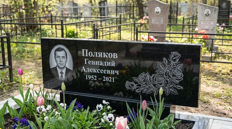 Памятник с гравировкой роз — выполненная работа «Поляков» в Оренбурге