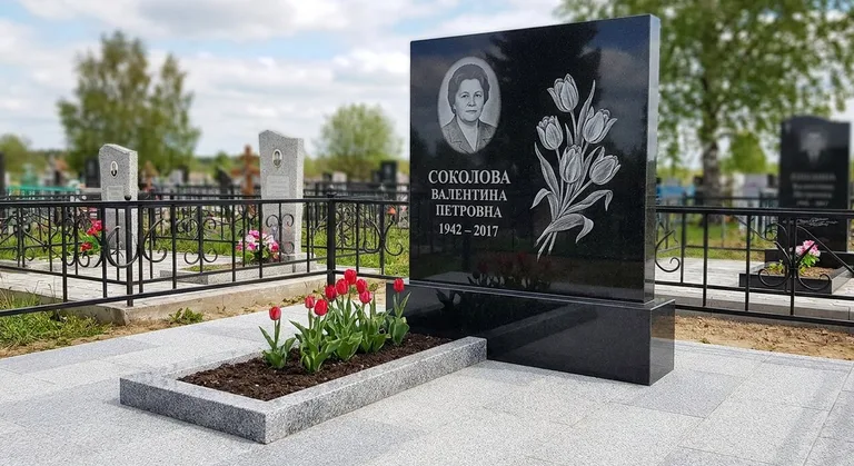 Памятник с гравировкой тюльпанов — выполненная работа «Соколова» в Оренбурге
