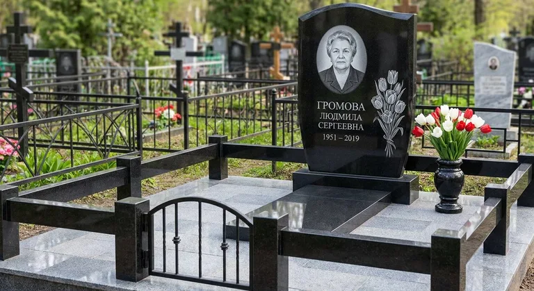 Памятник с гравировкой тюльпанов — выполненная работа «Громова» в Оренбурге