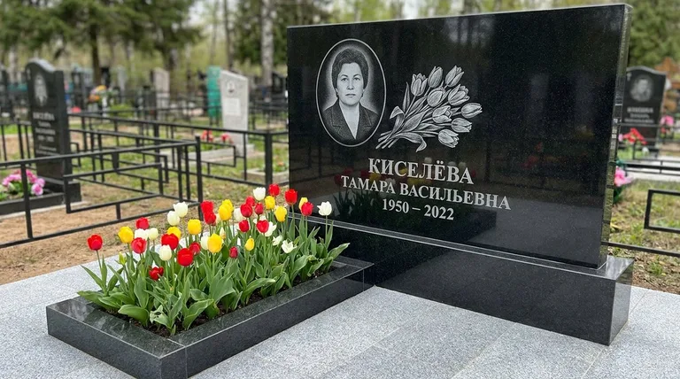 Памятник с гравировкой тюльпанов — выполненная работа «Киселёва» в Оренбурге