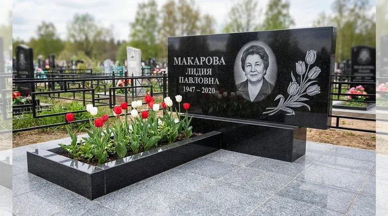 Памятник с гравировкой тюльпанов — выполненная работа «Макарова» в Оренбурге