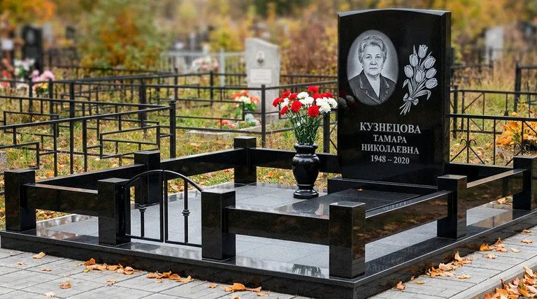 Памятник с гравировкой тюльпанов — выполненная работа «Кузнецова» в Оренбурге