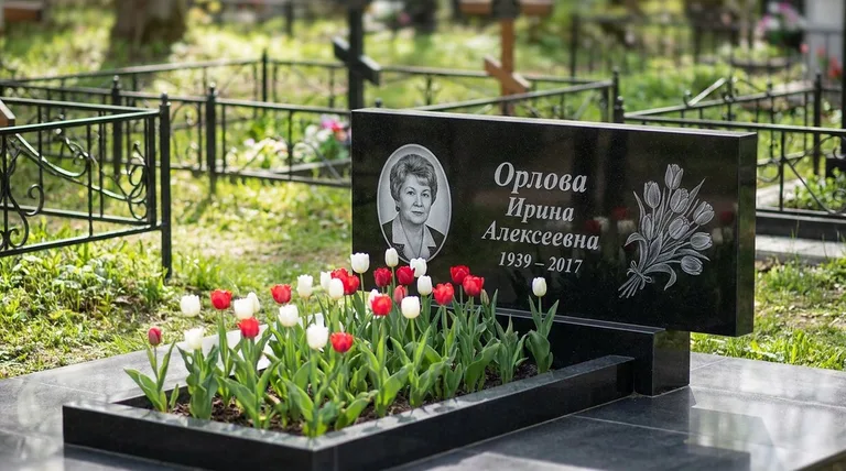Памятник с гравировкой тюльпанов — выполненная работа «Орлова» в Оренбурге