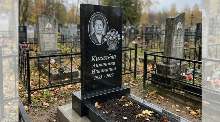 Памятник с гравировкой тюльпанов — выполненная работа «Киселёва» в Оренбурге