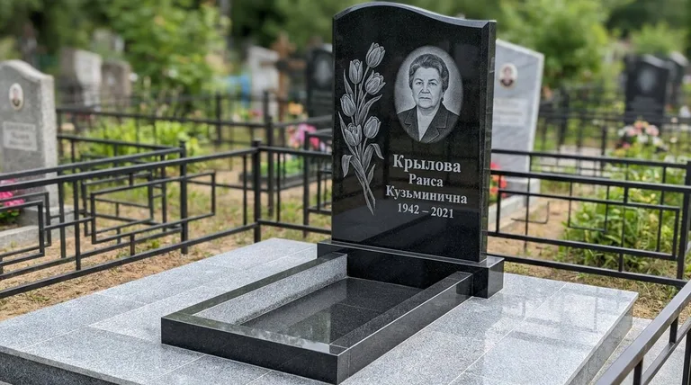 Памятник с гравировкой тюльпанов — выполненная работа «Крылова» в Оренбурге