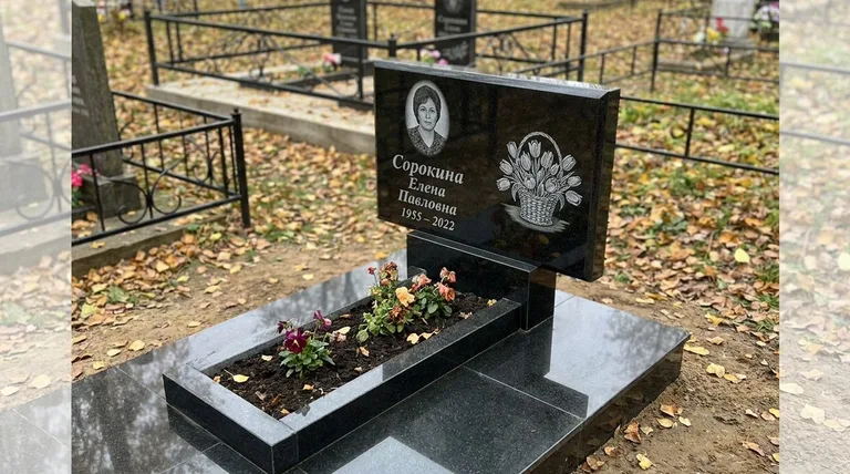 Памятник с гравировкой тюльпанов — выполненная работа «Сорокина» в Оренбурге