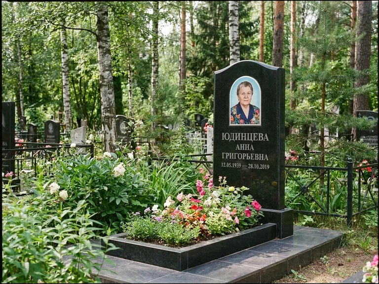 Овальный портрет на памятнике весной в Оренбурге
