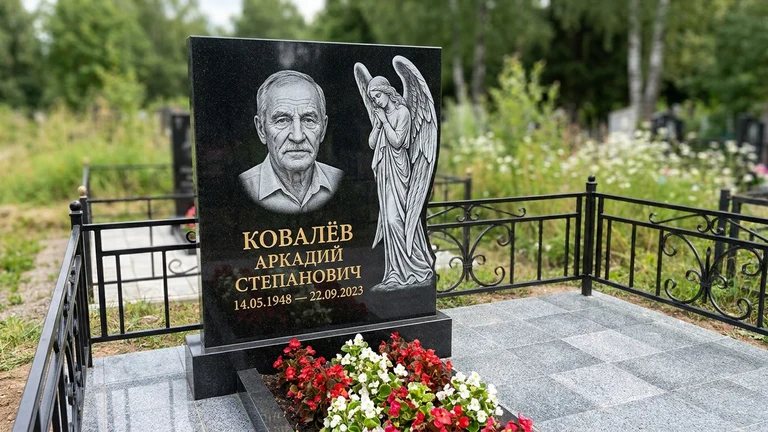 Гравировка ангела на памятник в Оренбурге — памятник из чёрного гранита с гравировкой