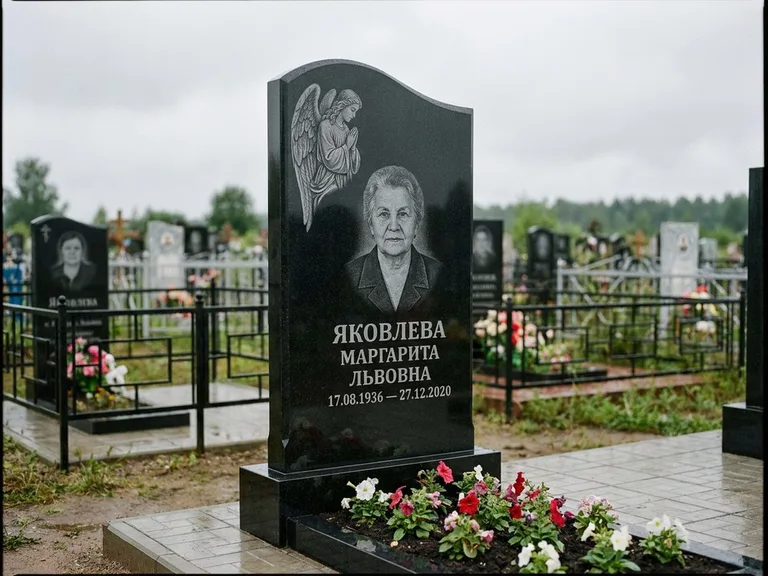 Памятник с гравировкой ангела — гравировка молящегося ангела в верхней части стелы, работа «Яковлева» в Оренбурге