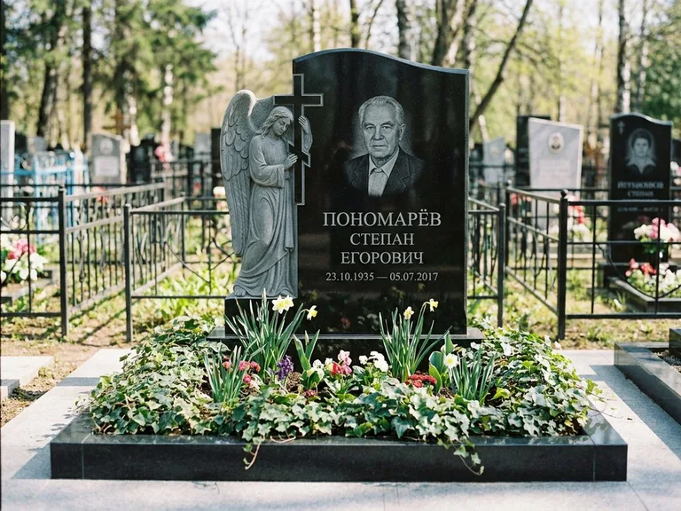 Памятник с гравировкой ангела — гравировка ангела с крестом рядом с эпитафией, работа «Пономарёв» в Оренбурге