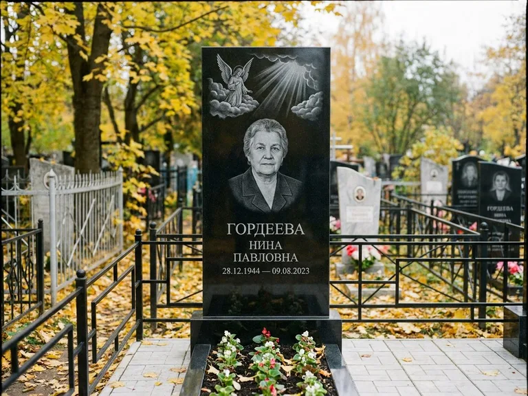 Памятник с гравировкой ангела — гравировка ангела в облаках с лучами над портретом, работа «Гордеева» в Оренбурге