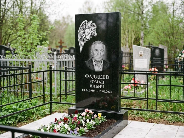 Памятник с гравировкой ангела — белая гравировка скорбящего ангела над портретом, работа «Фаддеев» в Оренбурге