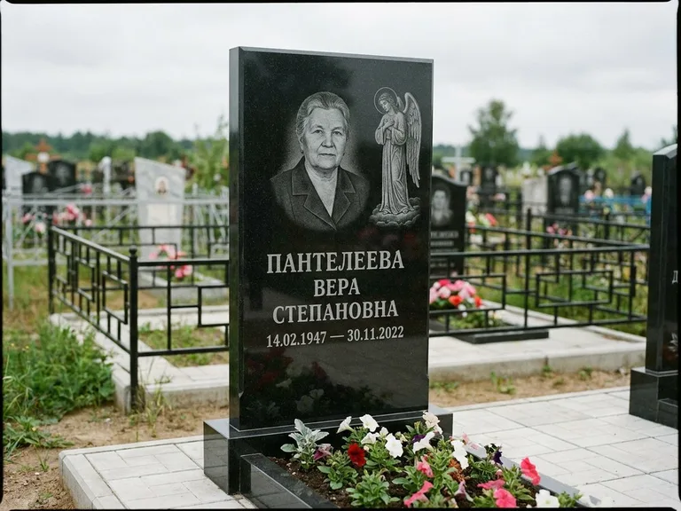 Памятник с гравировкой ангела — гравировка ангела-хранителя сбоку от портрета, работа «Пантелеева» в Оренбурге