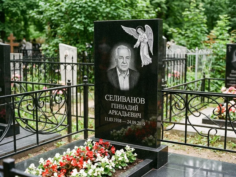 Памятник с гравировкой ангела — белая гравировка скорбящего ангела над портретом, работа «Селиванов» в Оренбурге