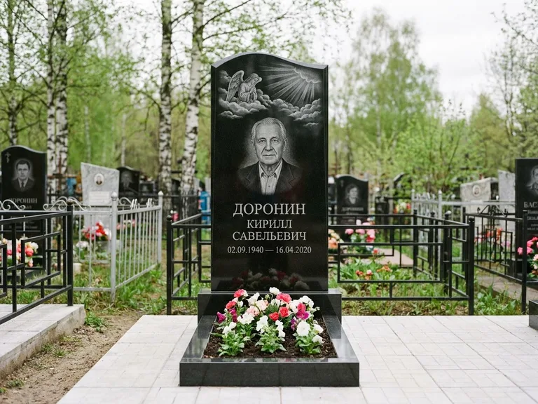 Памятник с гравировкой ангела — гравировка ангела в облаках с лучами над портретом, работа «Доронин» в Оренбурге