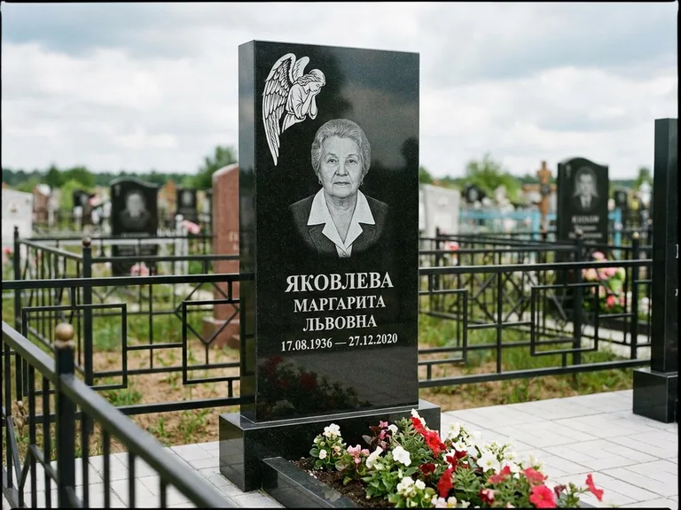 Памятник с гравировкой ангела — белая гравировка скорбящего ангела над портретом, работа «Яковлева» в Оренбурге