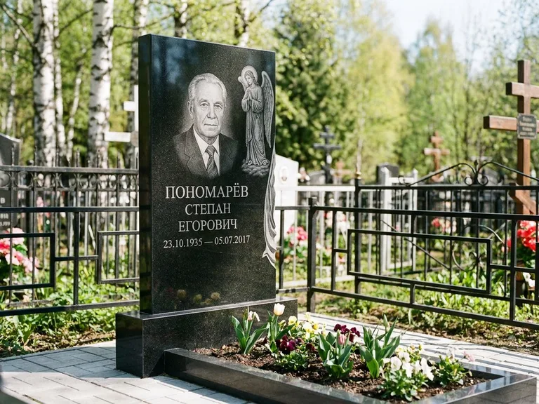 Памятник с гравировкой ангела — гравировка ангела-хранителя сбоку от портрета, работа «Пономарёв» в Оренбурге