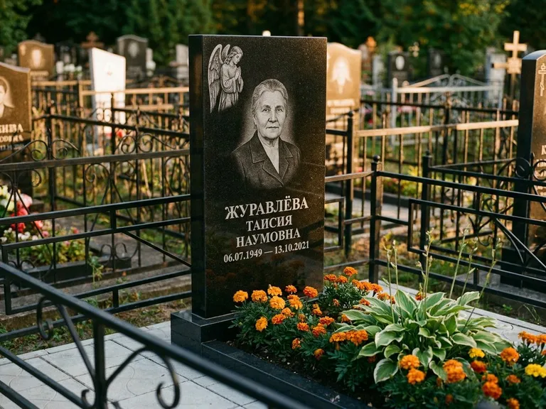 Памятник с гравировкой ангела — гравировка молящегося ангела в верхней части стелы, работа «Журавлёва» в Оренбурге