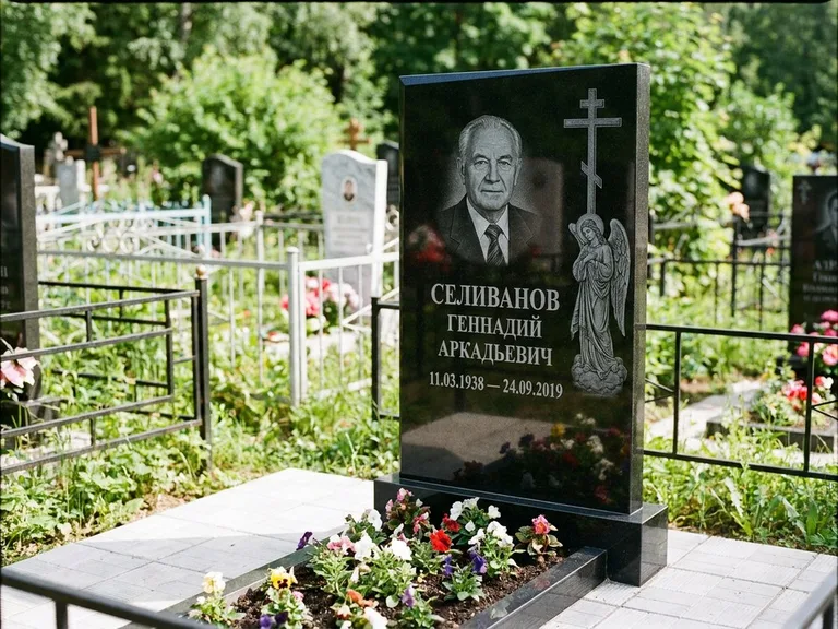 Памятник с гравировкой ангела — гравировка ангела с крестом рядом с эпитафией, работа «Селиванов» в Оренбурге