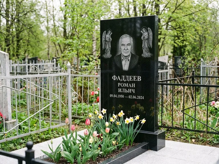Памятник с гравировкой ангела — гравировка двух ангелов по сторонам портрета, работа «Фаддеев» в Оренбурге