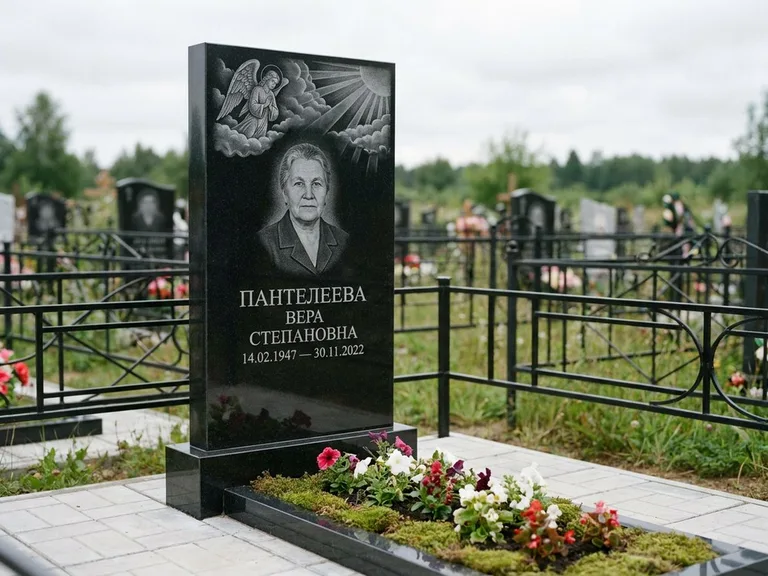 Памятник с гравировкой ангела — гравировка ангела в облаках с лучами над портретом, работа «Пантелеева» в Оренбурге