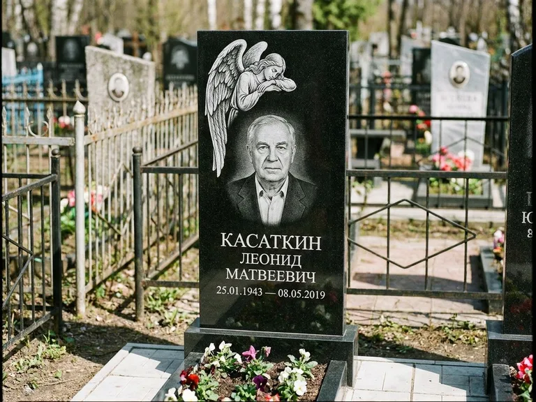 Памятник с гравировкой ангела — белая гравировка скорбящего ангела над портретом, работа «Касаткин» в Оренбурге