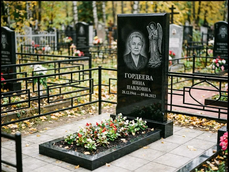 Памятник с гравировкой ангела — гравировка ангела-хранителя сбоку от портрета, работа «Гордеева» в Оренбурге