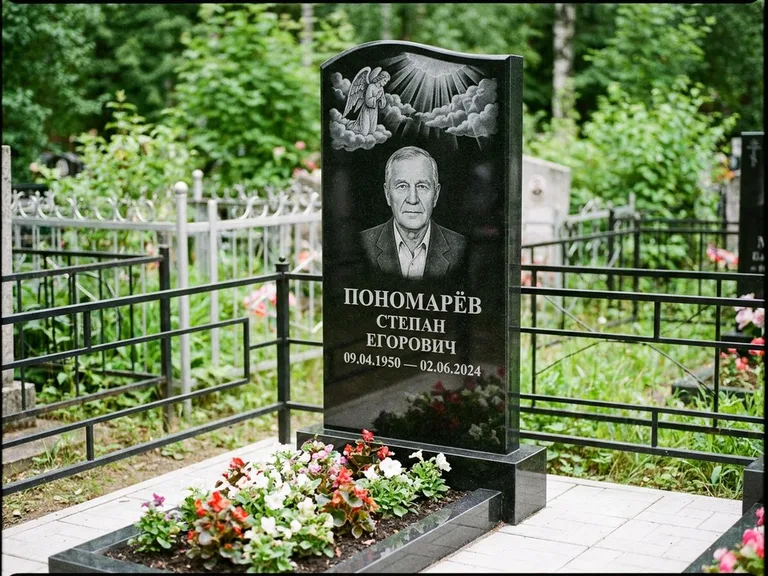 Памятник с гравировкой ангела — гравировка ангела-хранителя сбоку от портрета, работа «Лобанова» в Оренбурге
