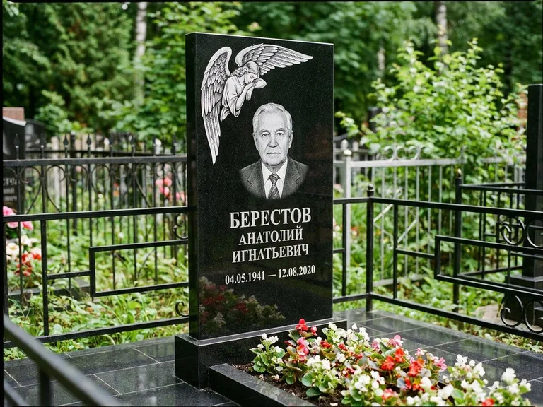 Памятник с гравировкой ангела — гравировка молящегося ангела в верхней части стелы, работа «Свиридов» в Оренбурге