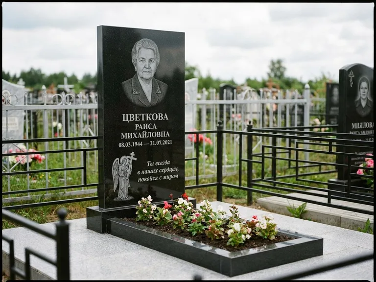 Памятник с гравировкой ангела — гравировка двух ангелов по сторонам портрета, работа «Яковлева» в Оренбурге