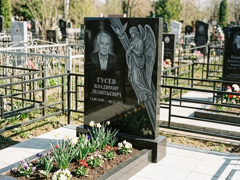 Памятник с гравировкой ангела — гравировка ангела в облаках с лучами над портретом, работа «Пономарёв» в Оренбурге