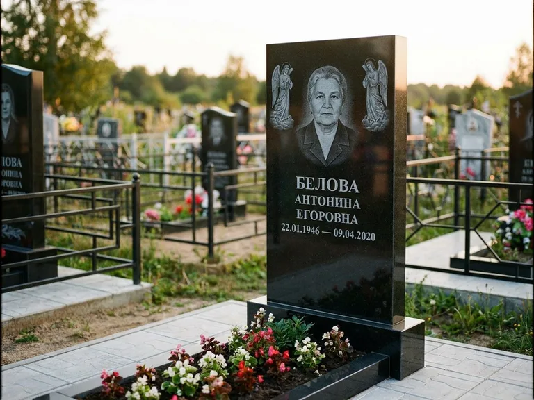 Памятник с гравировкой ангела — белая гравировка скорбящего ангела над портретом, работа «Журавлёва» в Оренбурге