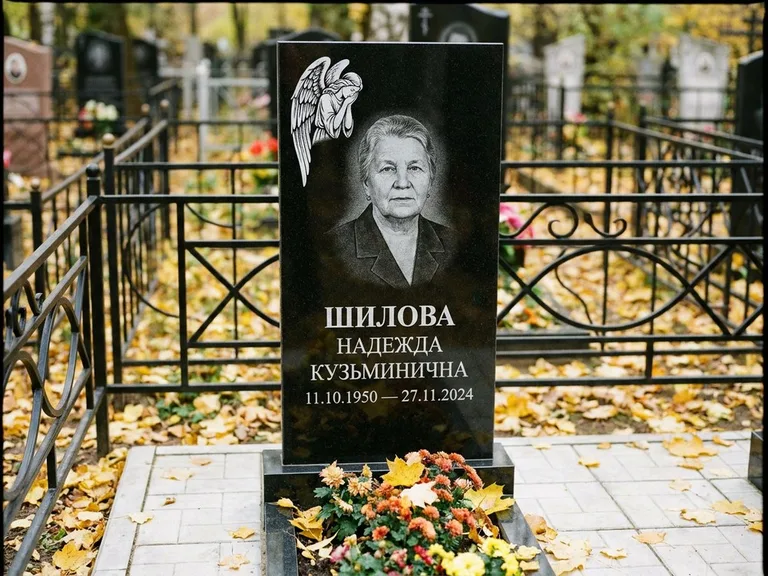 Памятник с гравировкой ангела — гравировка молящегося ангела в верхней части стелы, работа «Гордеева» в Оренбурге