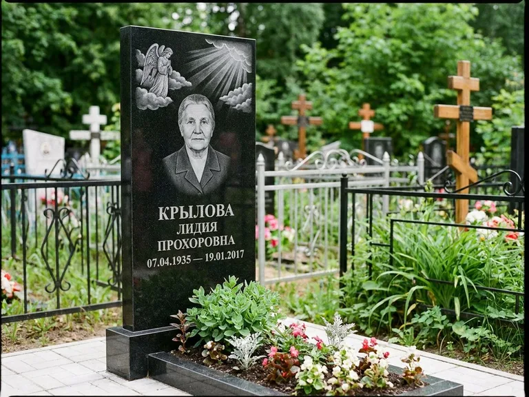 Памятник с гравировкой ангела — гравировка ангела в облаках с лучами над портретом, работа «Лобанова» в Оренбурге