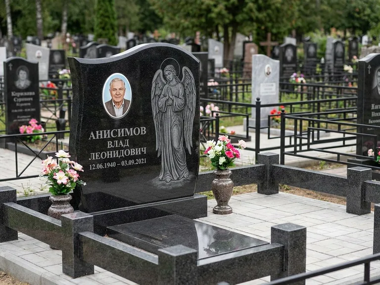 Памятник с гравировкой ангела — белая гравировка скорбящего ангела над портретом, работа «Свиридов» в Оренбурге