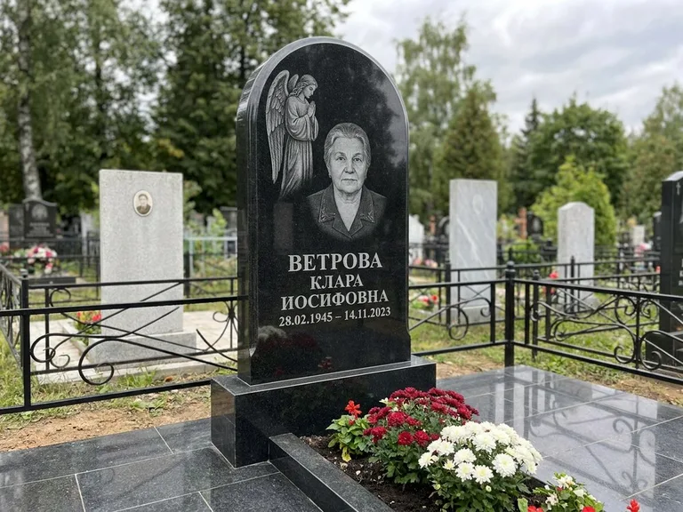 Памятник с гравировкой ангела — гравировка ангела-хранителя сбоку от портрета, работа «Игнатова» в Оренбурге
