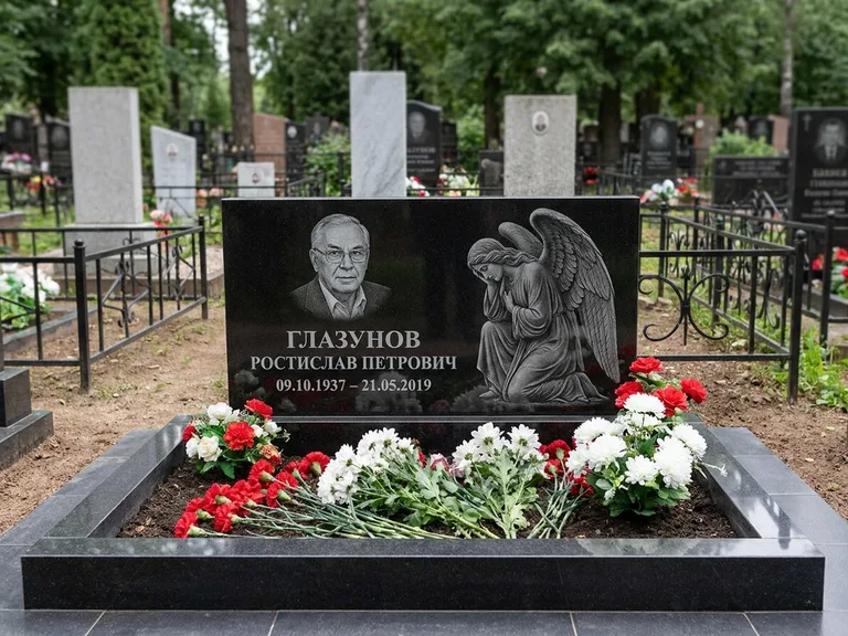 Памятник с гравировкой ангела — гравировка молящегося ангела в верхней части стелы, работа «Доронин» в Оренбурге