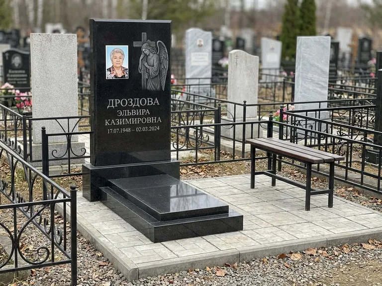 Памятник с гравировкой ангела — гравировка ангела с крестом рядом с эпитафией, работа «Яковлева» в Оренбурге