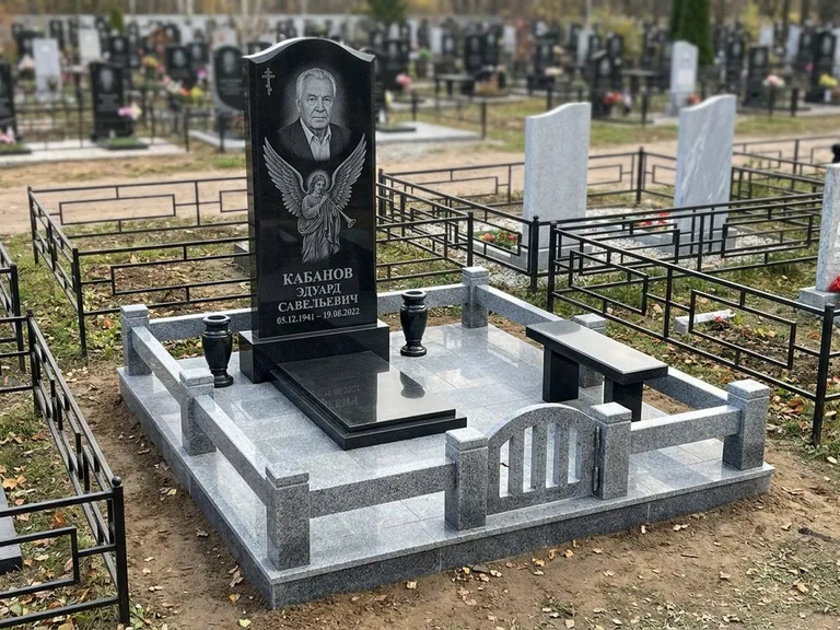 Памятник с гравировкой ангела — гравировка ангела с голубем по диагонали стелы, работа «Пономарёв» в Оренбурге