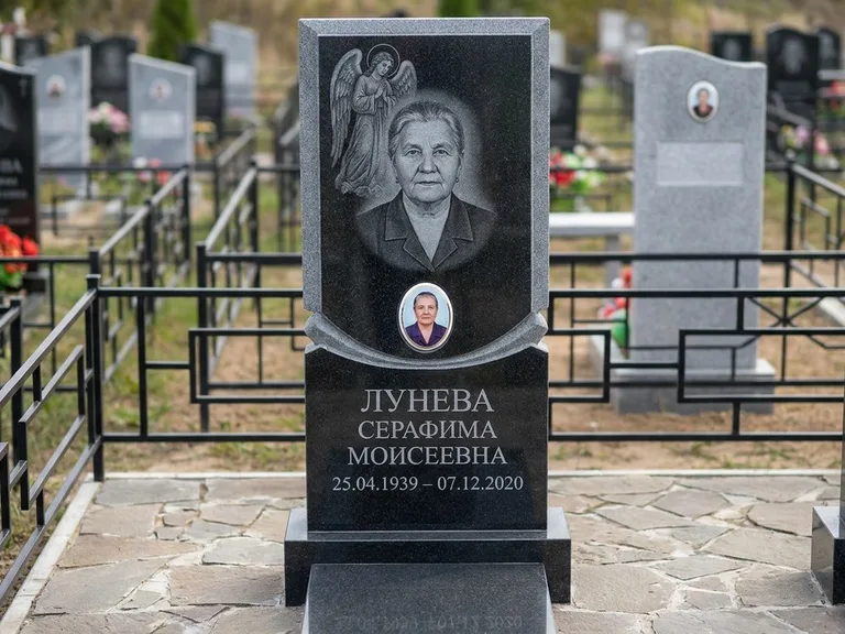 Памятник с гравировкой ангела — гравировка двух ангелов по сторонам портрета, работа «Журавлёва» в Оренбурге