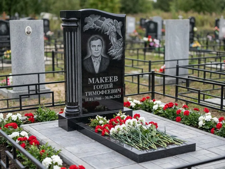 Памятник с гравировкой ангела — гравировка ангела в облаках с лучами над портретом, работа «Селиванов» в Оренбурге