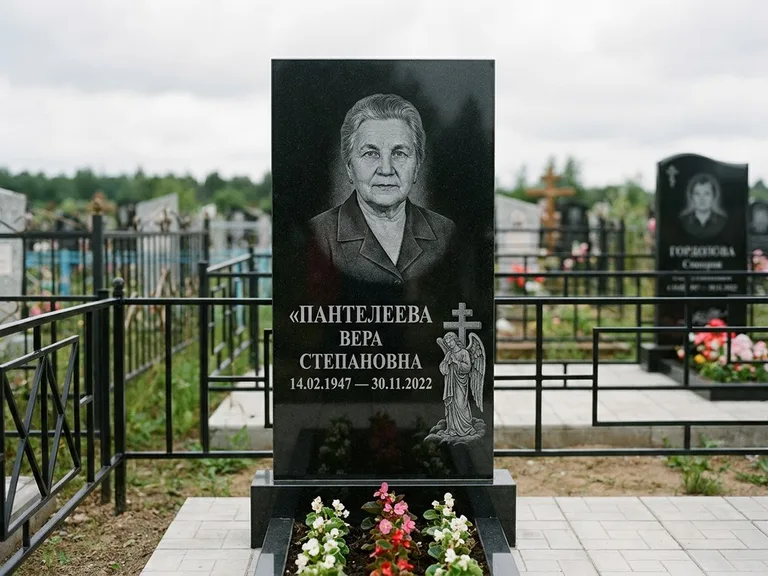Памятник с гравировкой ангела — гравировка ангела с крестом рядом с эпитафией, работа «Пантелеева» в Оренбурге