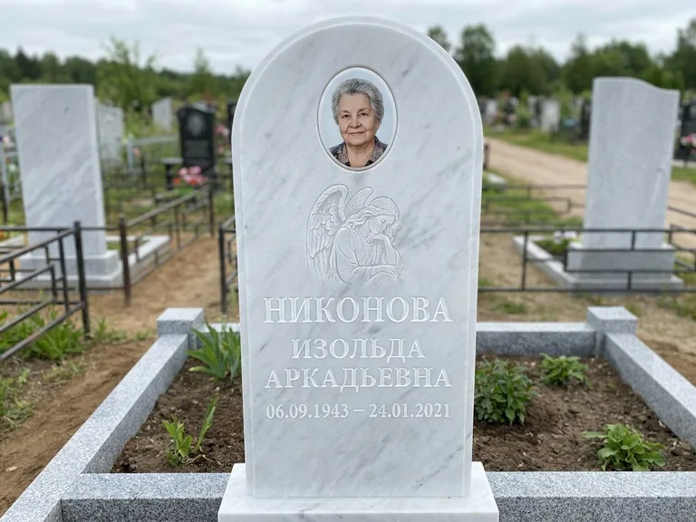 Памятник с гравировкой ангела — белая гравировка скорбящего ангела над портретом, работа «Гордеева» в Оренбурге