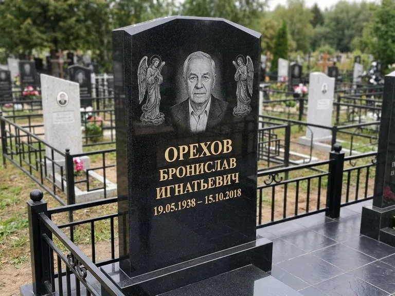 Памятник с гравировкой ангела — гравировка ангела-хранителя сбоку от портрета, работа «Фаддеев» в Оренбурге