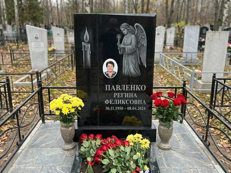 Памятник с гравировкой ангела — гравировка молящегося ангела в верхней части стелы, работа «Пантелеева» в Оренбурге