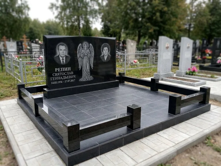 Памятник с гравировкой ангела — гравировка ангела с крестом рядом с эпитафией, работа «Касаткин» в Оренбурге