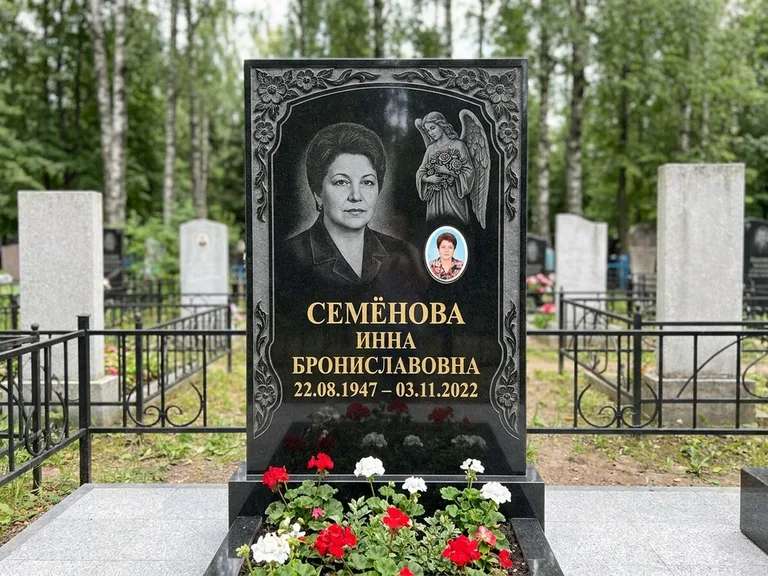 Памятник с гравировкой ангела — гравировка ангела с голубем по диагонали стелы, работа «Лобанова» в Оренбурге