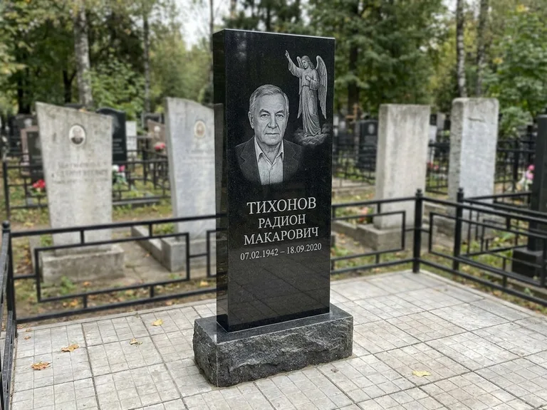 Памятник с гравировкой ангела — гравировка двух ангелов по сторонам портрета, работа «Свиридов» в Оренбурге