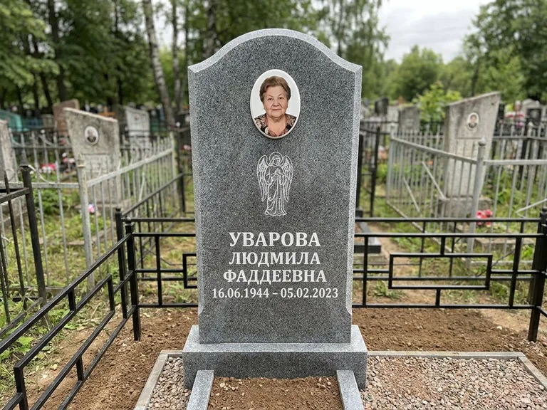 Памятник с гравировкой ангела — гравировка ангела в облаках с лучами над портретом, работа «Игнатова» в Оренбурге