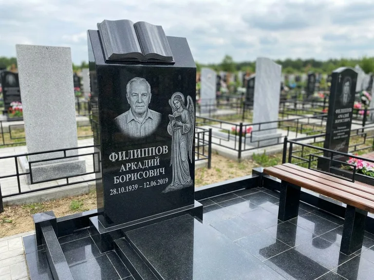 Памятник с гравировкой ангела — белая гравировка скорбящего ангела над портретом, работа «Доронин» в Оренбурге
